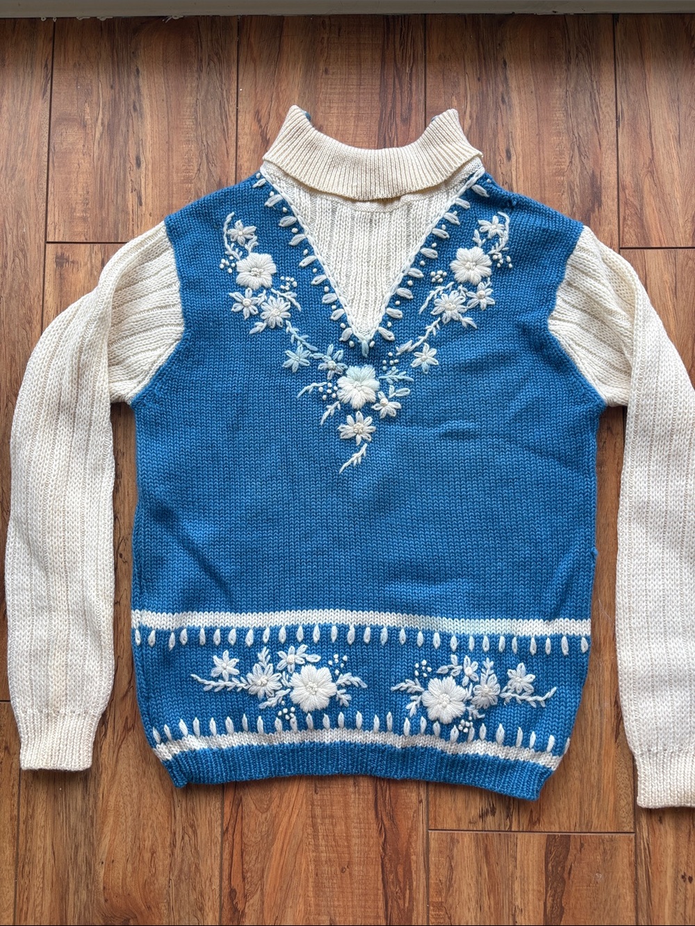 100% Virgin Wool 1960s Vintage Cream & Blue Embroidered Turtleneck Sweater